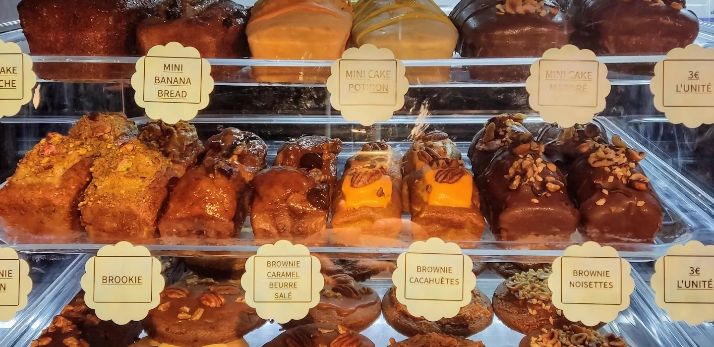 Pâtisseries dans une vitrine
