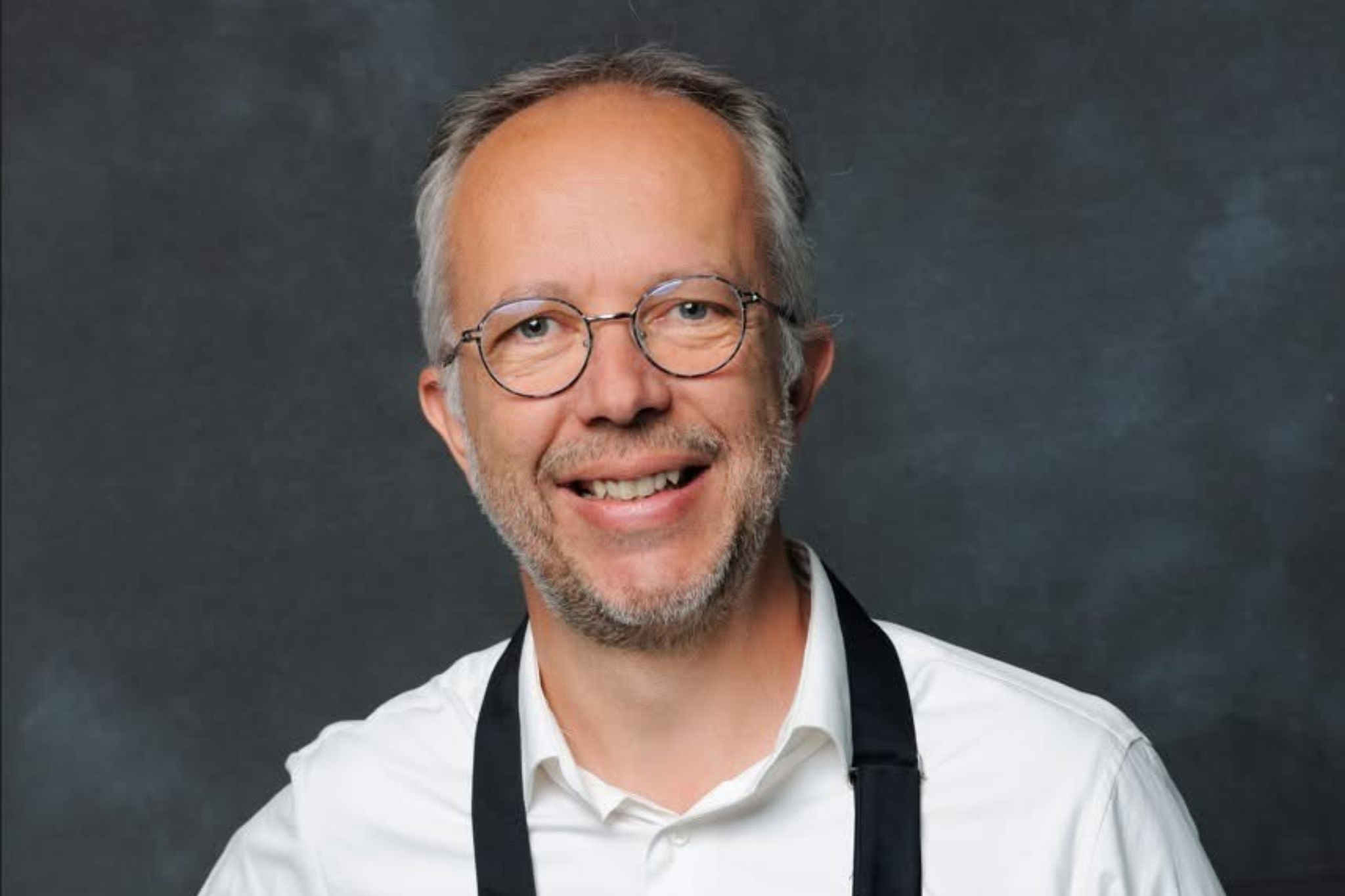 Portrait d'un homme avec des lunettes