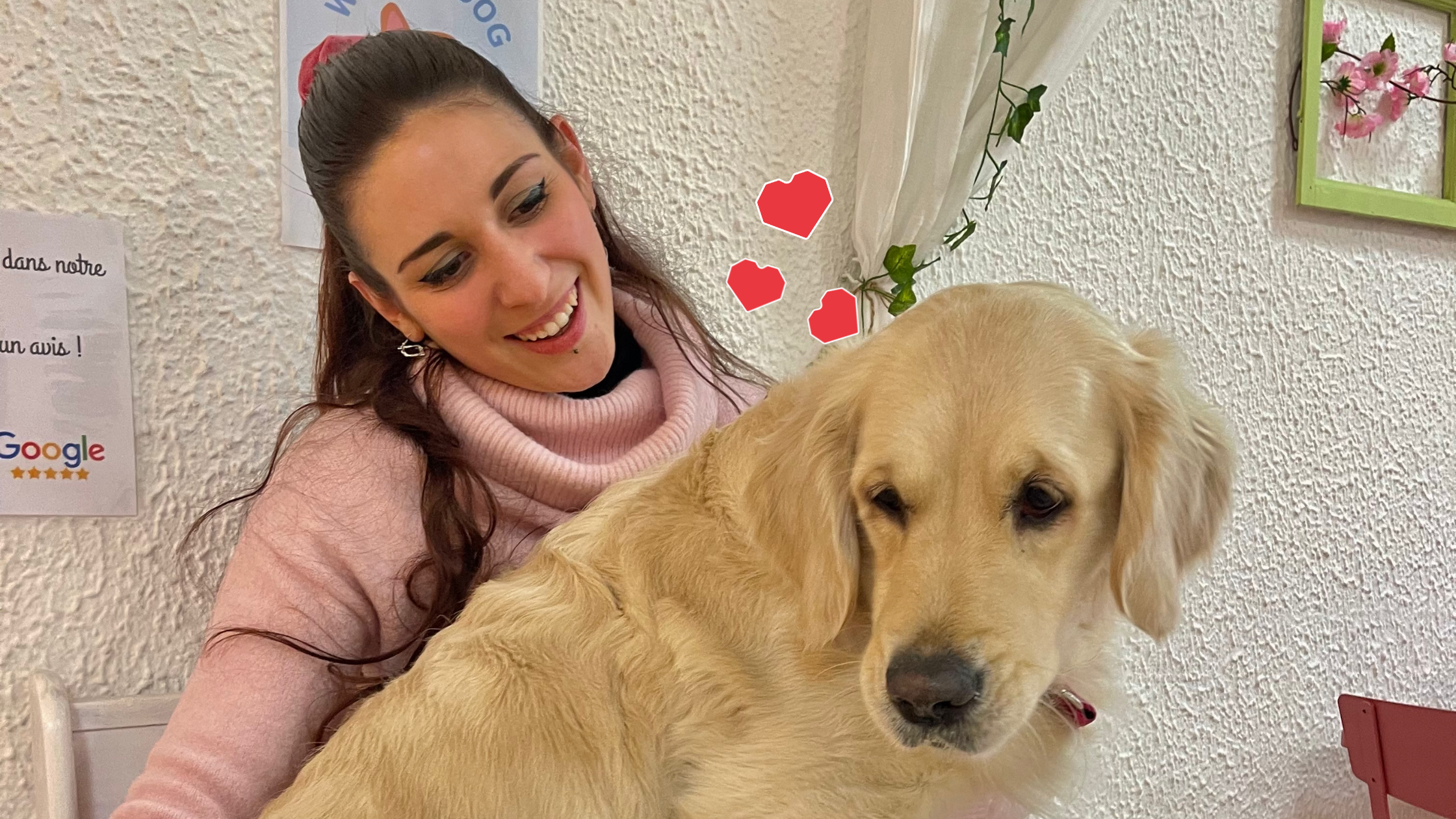 Une femme qui tient son chien sur ses genoux en souriant