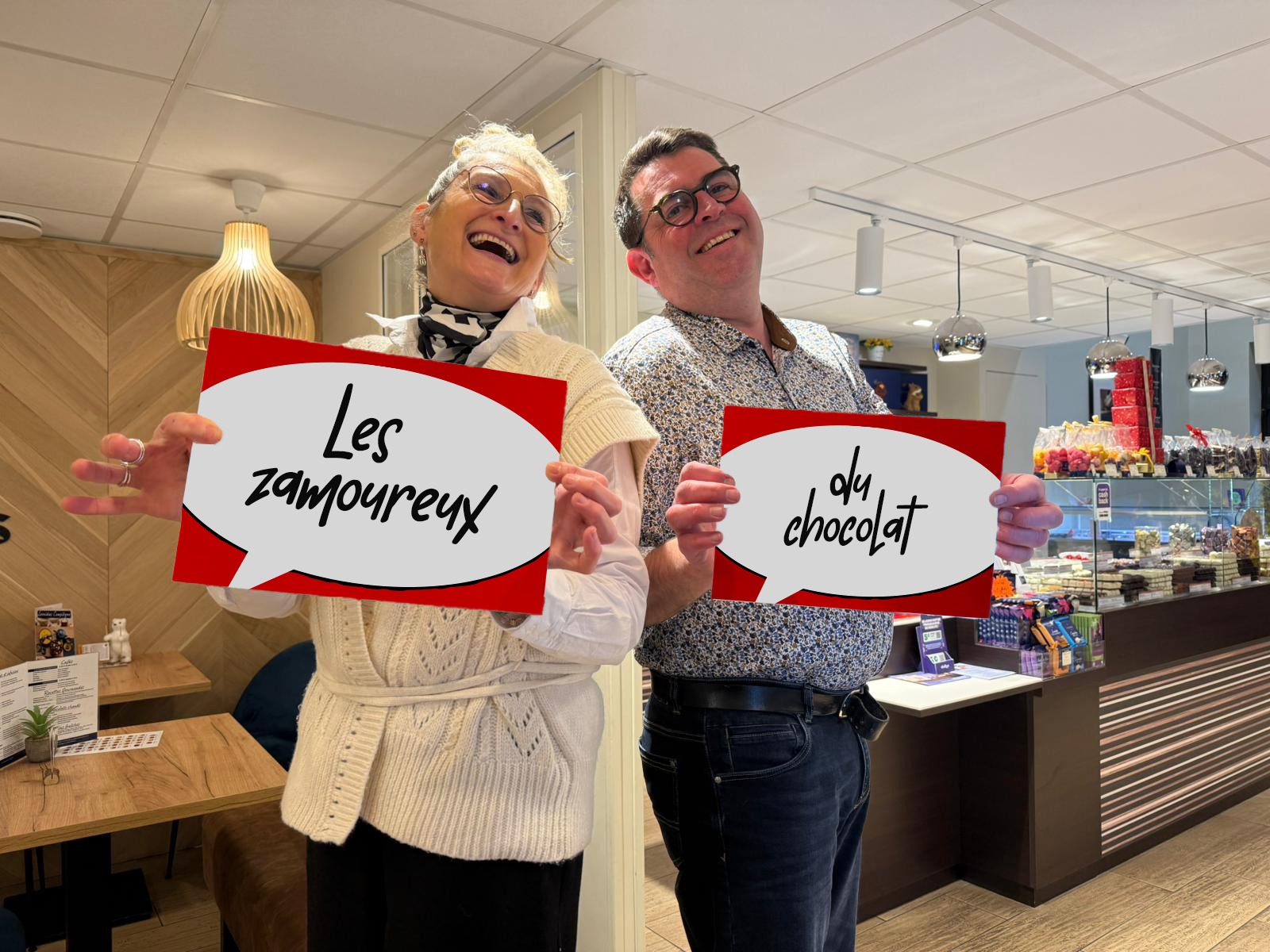 Un couple qui porte des pancartes
