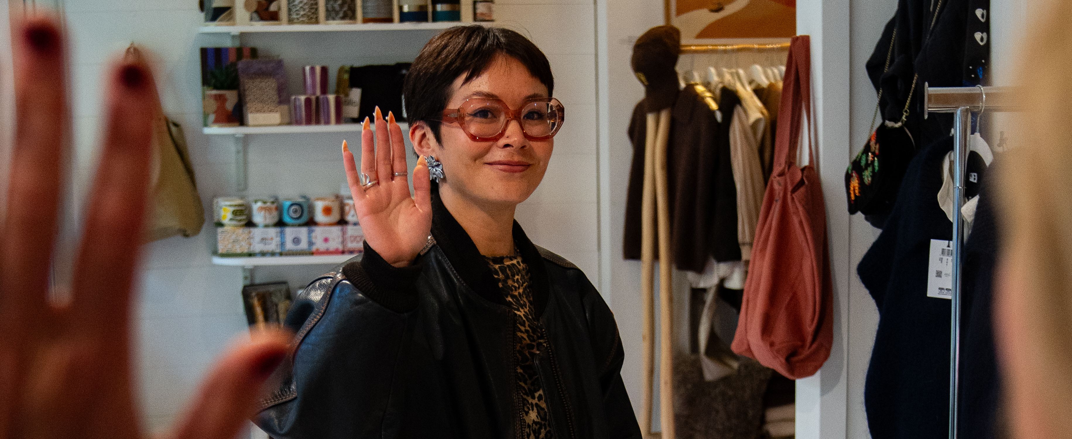 Cliente qui fait signe de la main dans un magasin