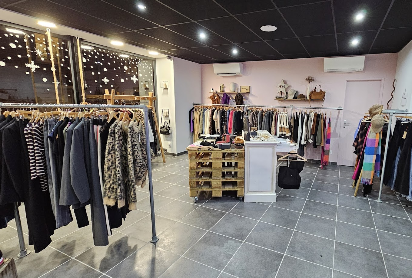 Intérieur d'une boutique de mode