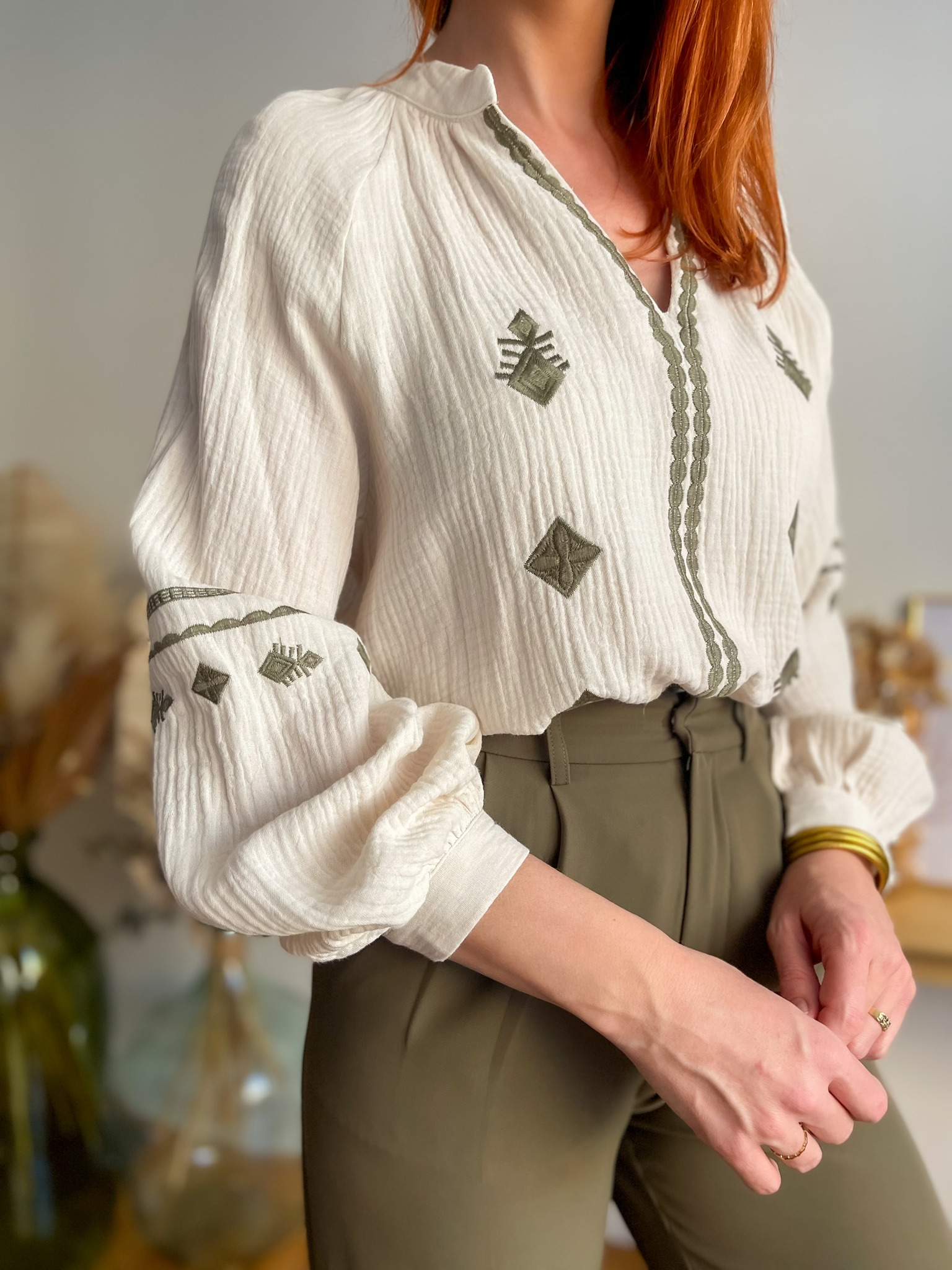 Blouse blanche portée par une femme