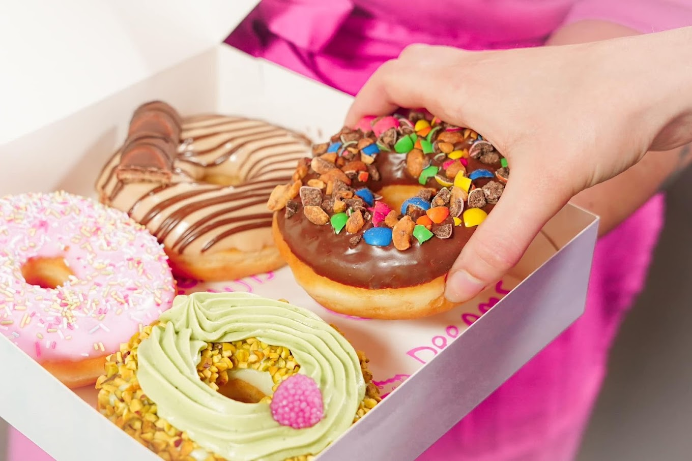 Donuts colorés dans une boîte blanche