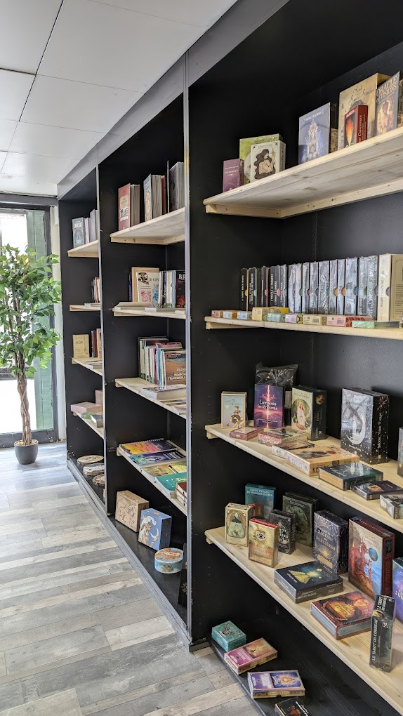 Livres sur une étagère