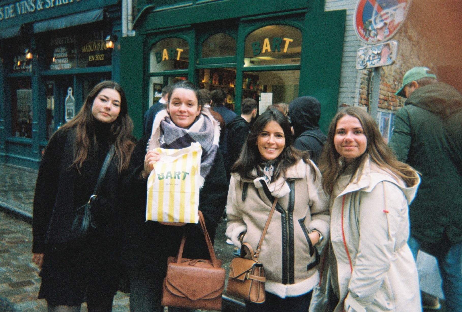 4 filles posent devant un restaurant 