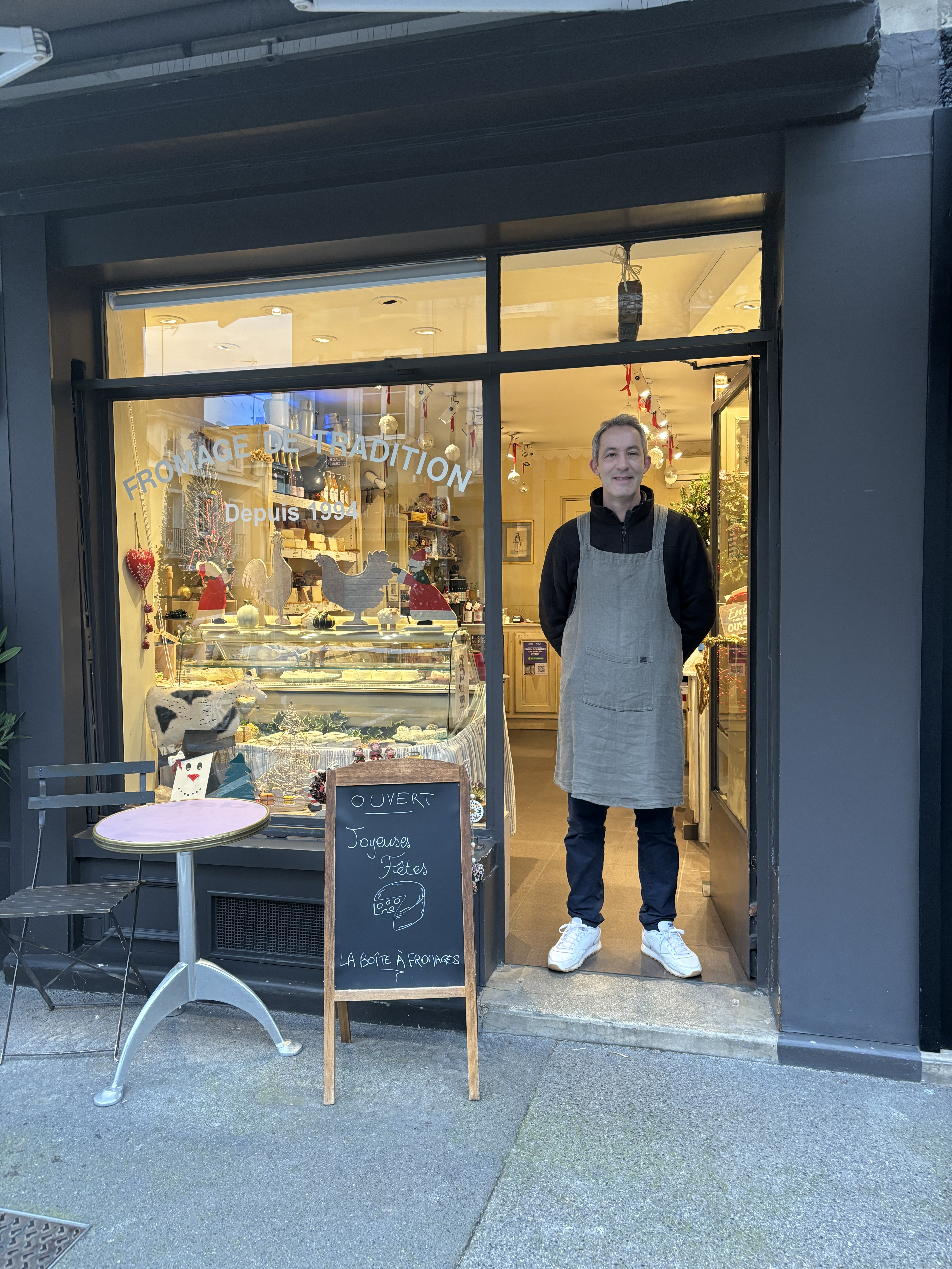 Portrait devant une fromagerie