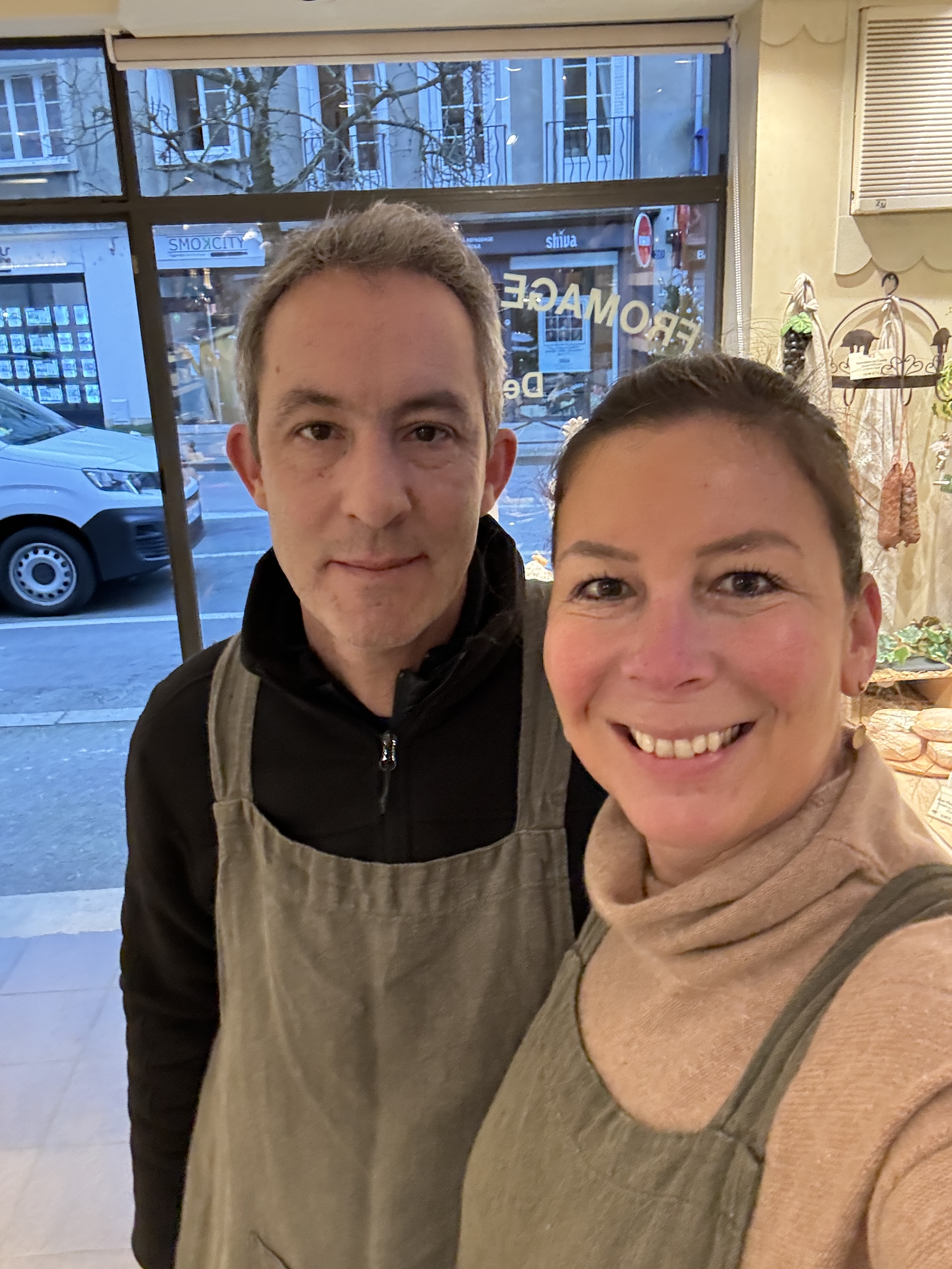 Selfie de 2 personnes avec un tablier