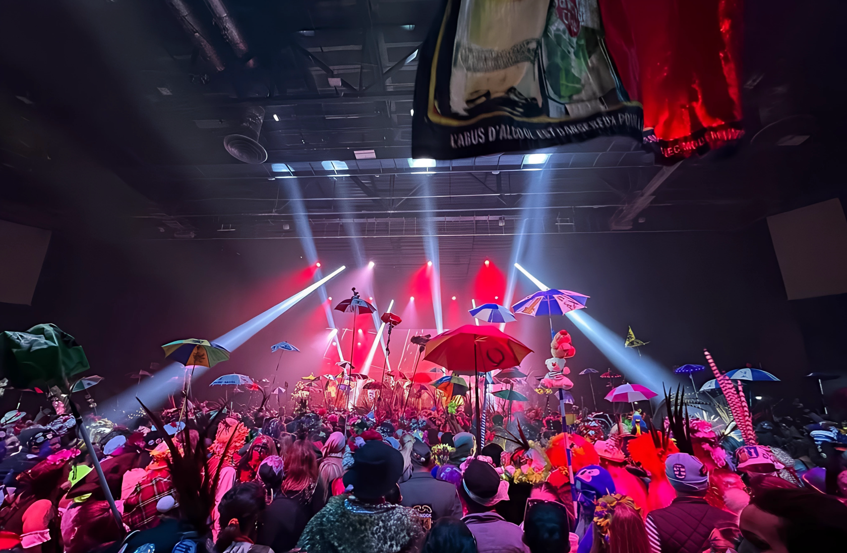 Plein de carnavaleux sont dans une salle