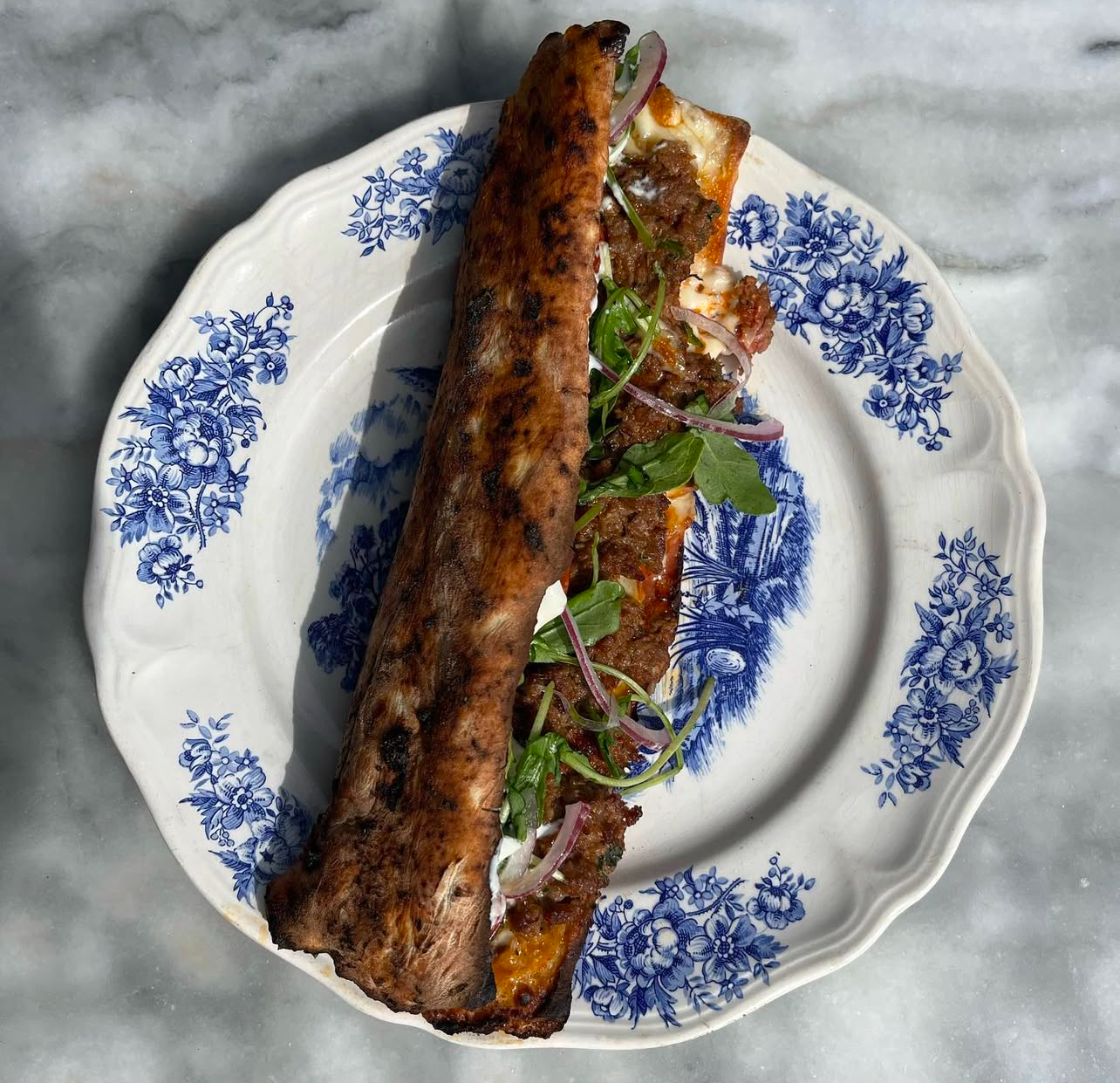 Sandwich pizza dans une assiette