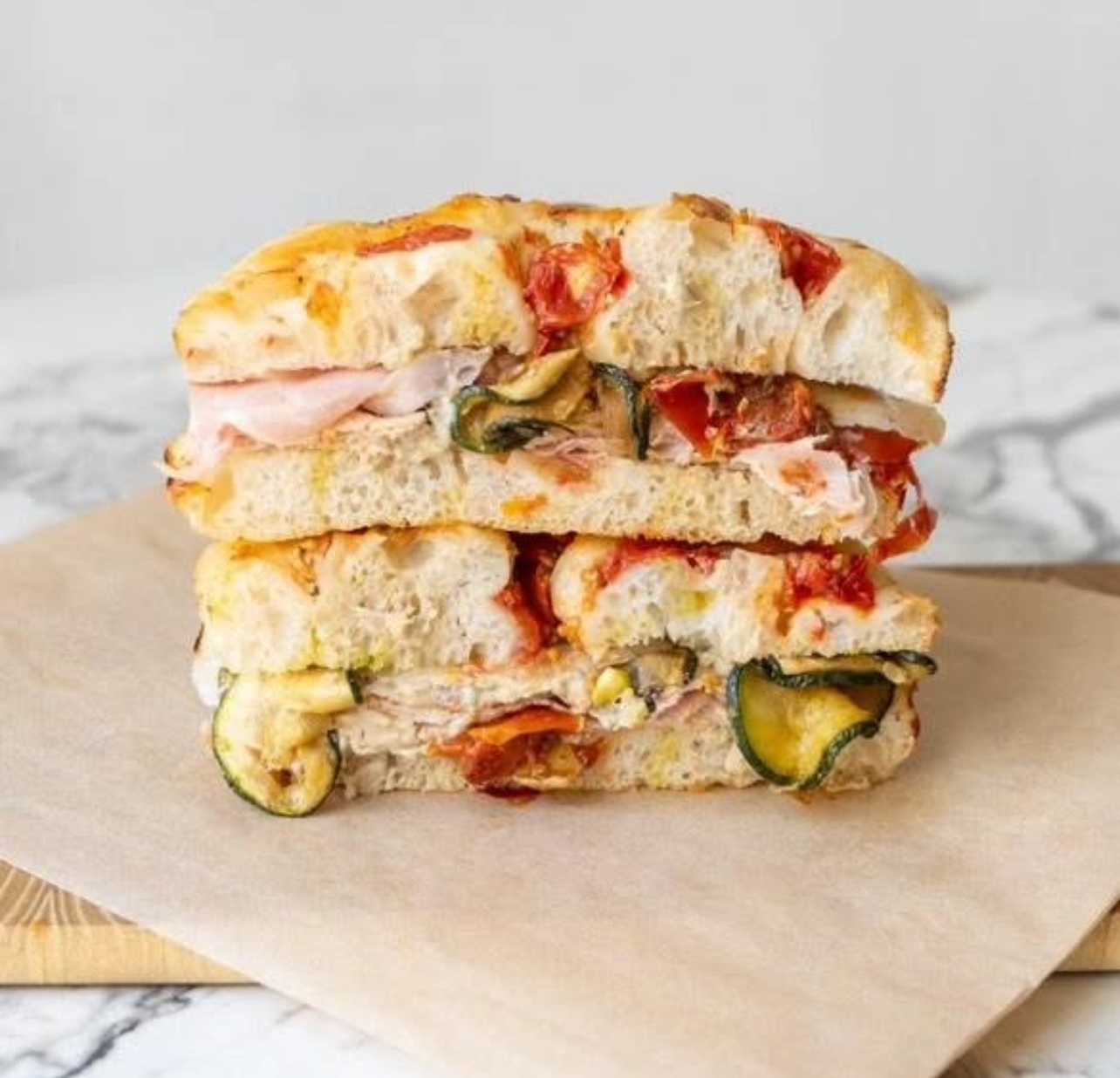 Sandwich focaccia coupé en deux,donnant un aperçu de l'intérieur