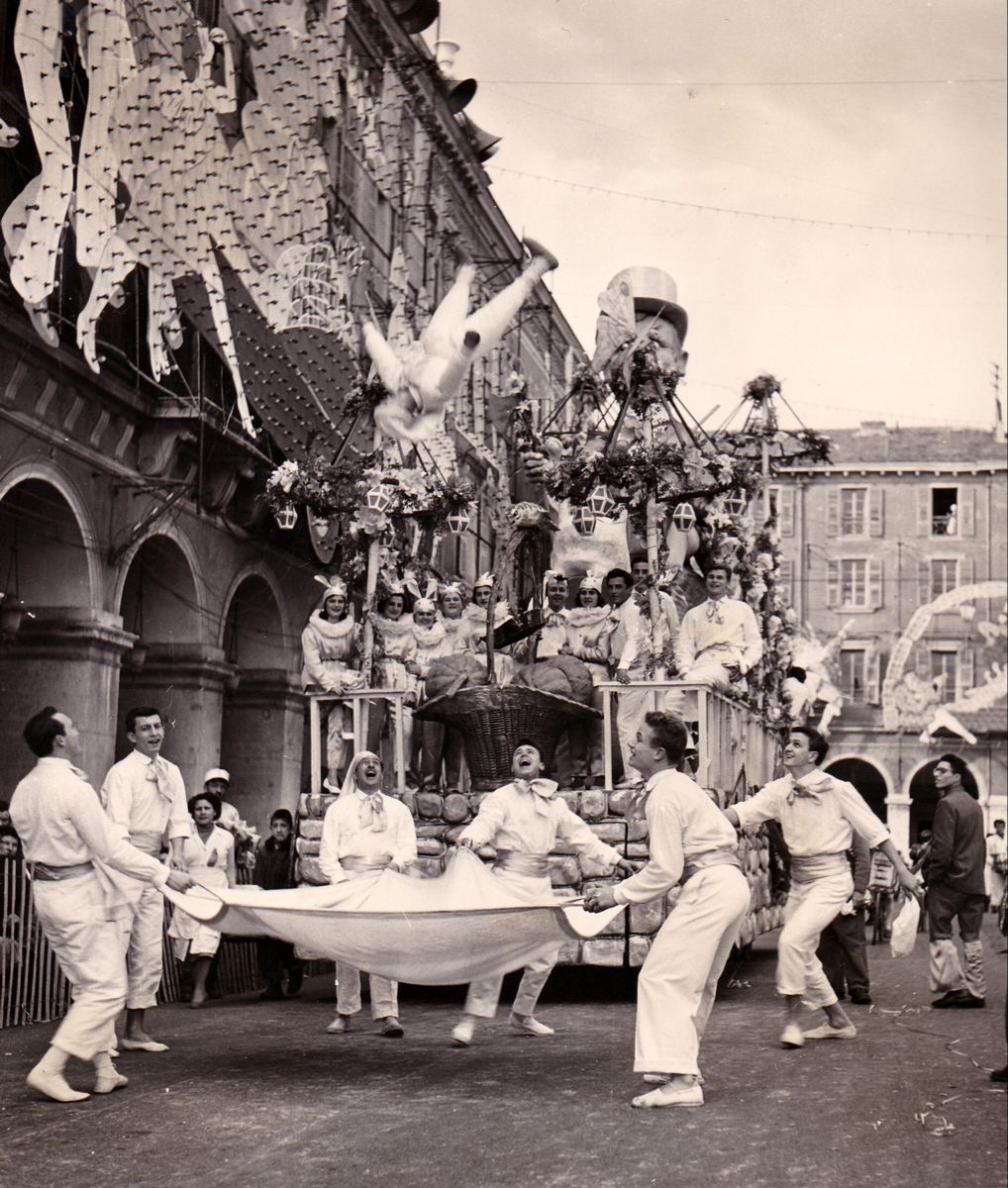 Image en noir et blanc montrant le carnaval de Nice en 1847
