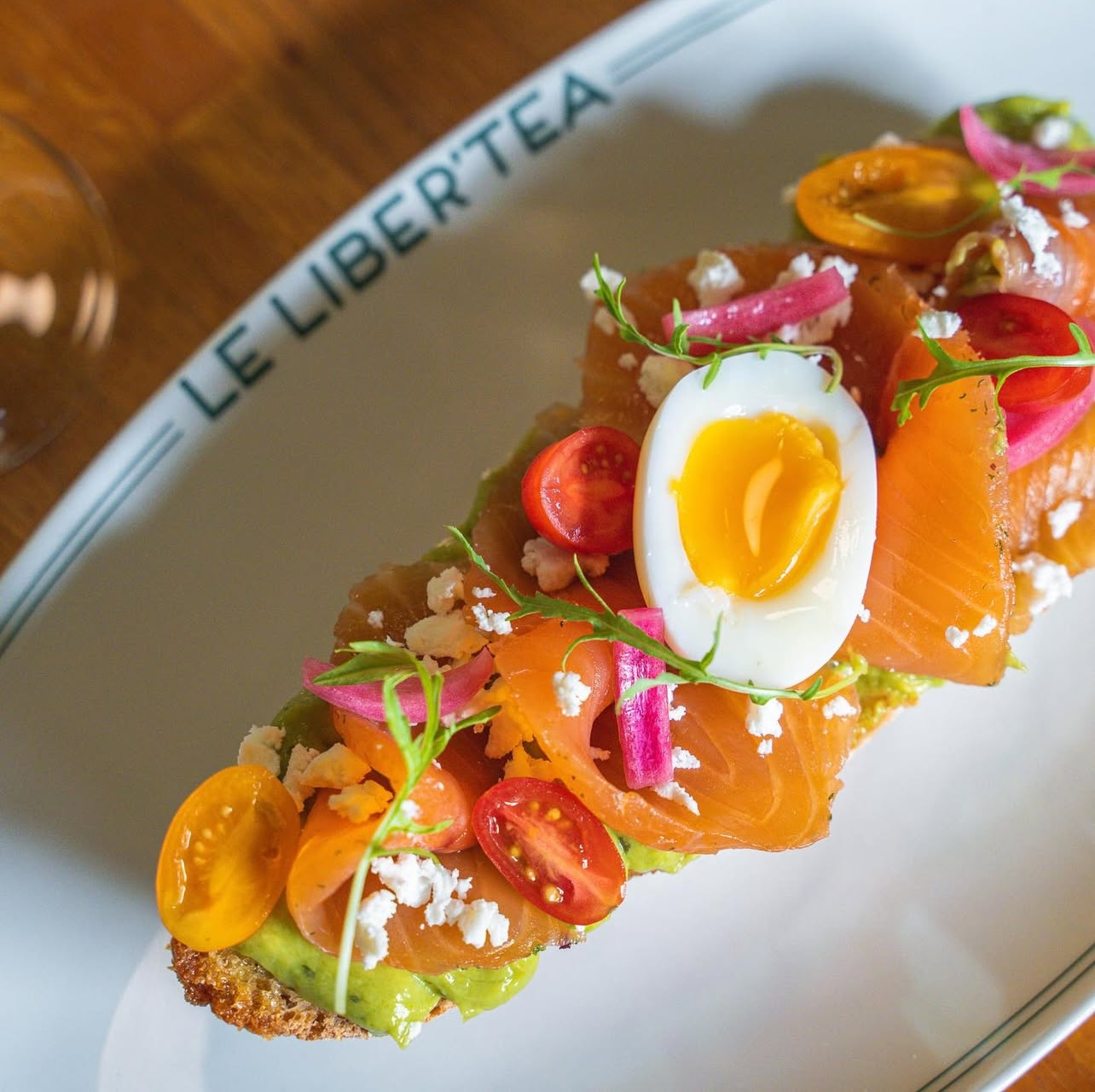 Un avocado toast garni de saumon