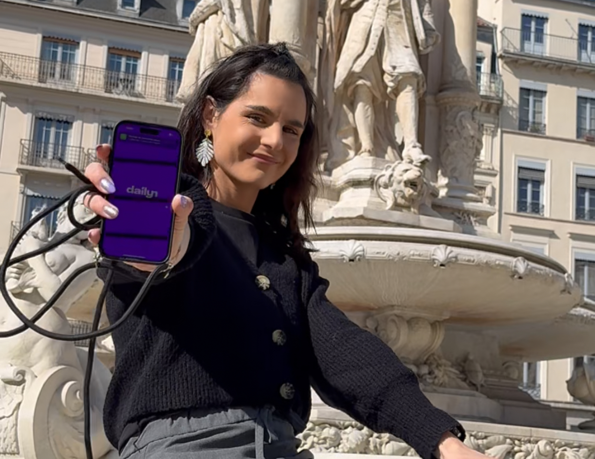 Femme qui tiens un téléphone