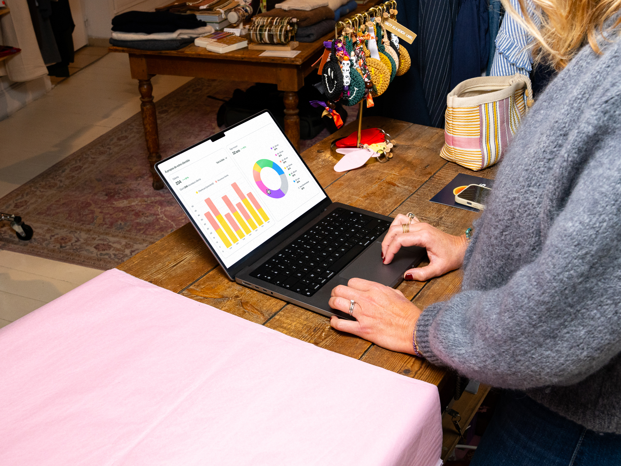 Une commerçante local regarde les statistiques sur Dailyn Pro