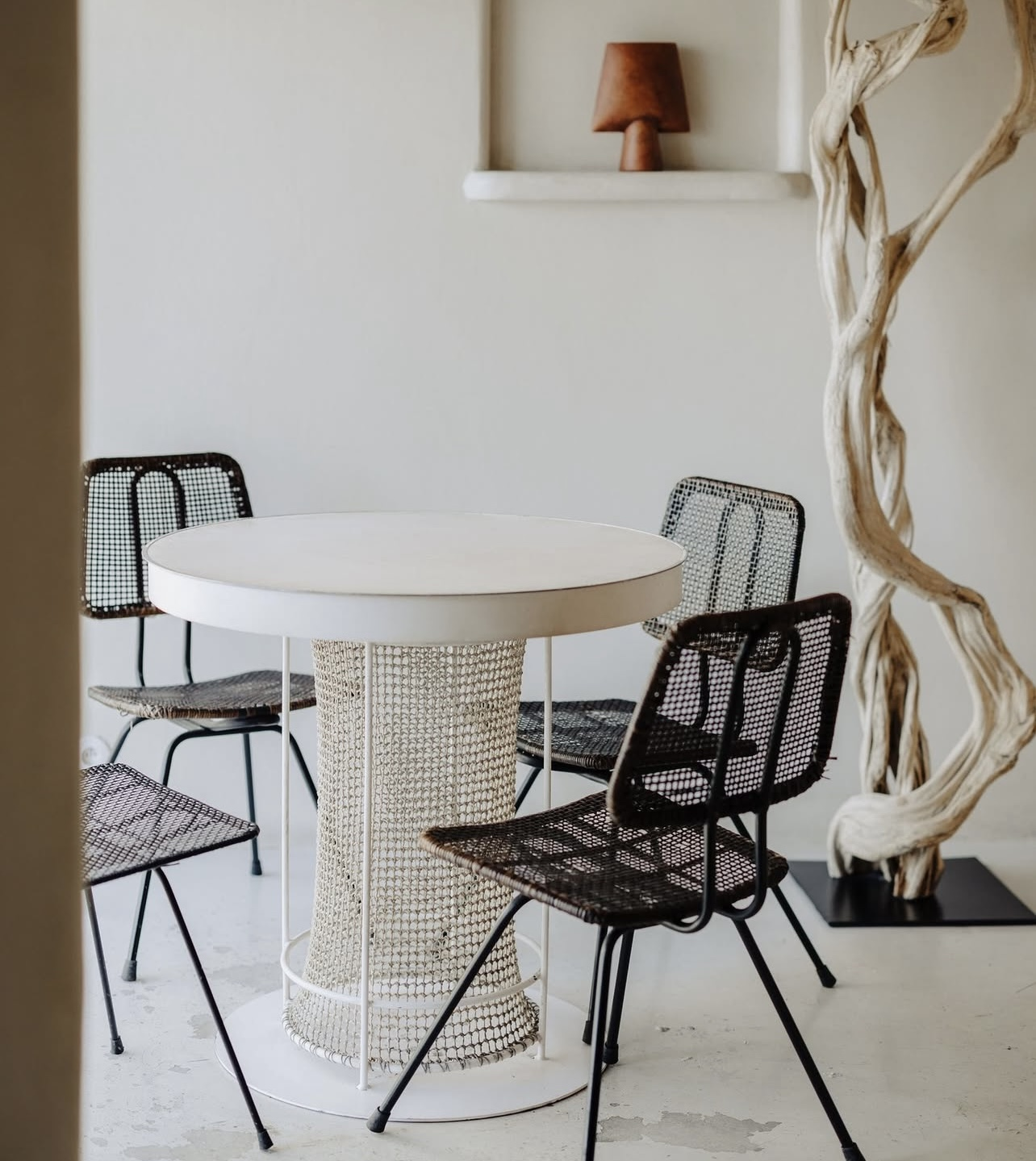 Table et chaises, décoration épurée