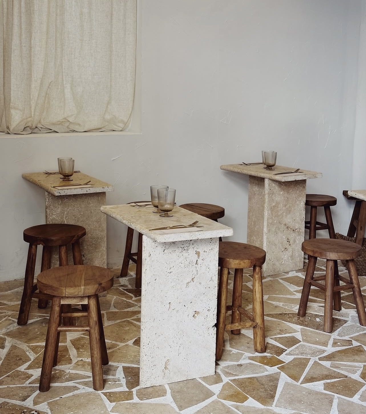 Décoration minimaliste avec petites tables et tabourets