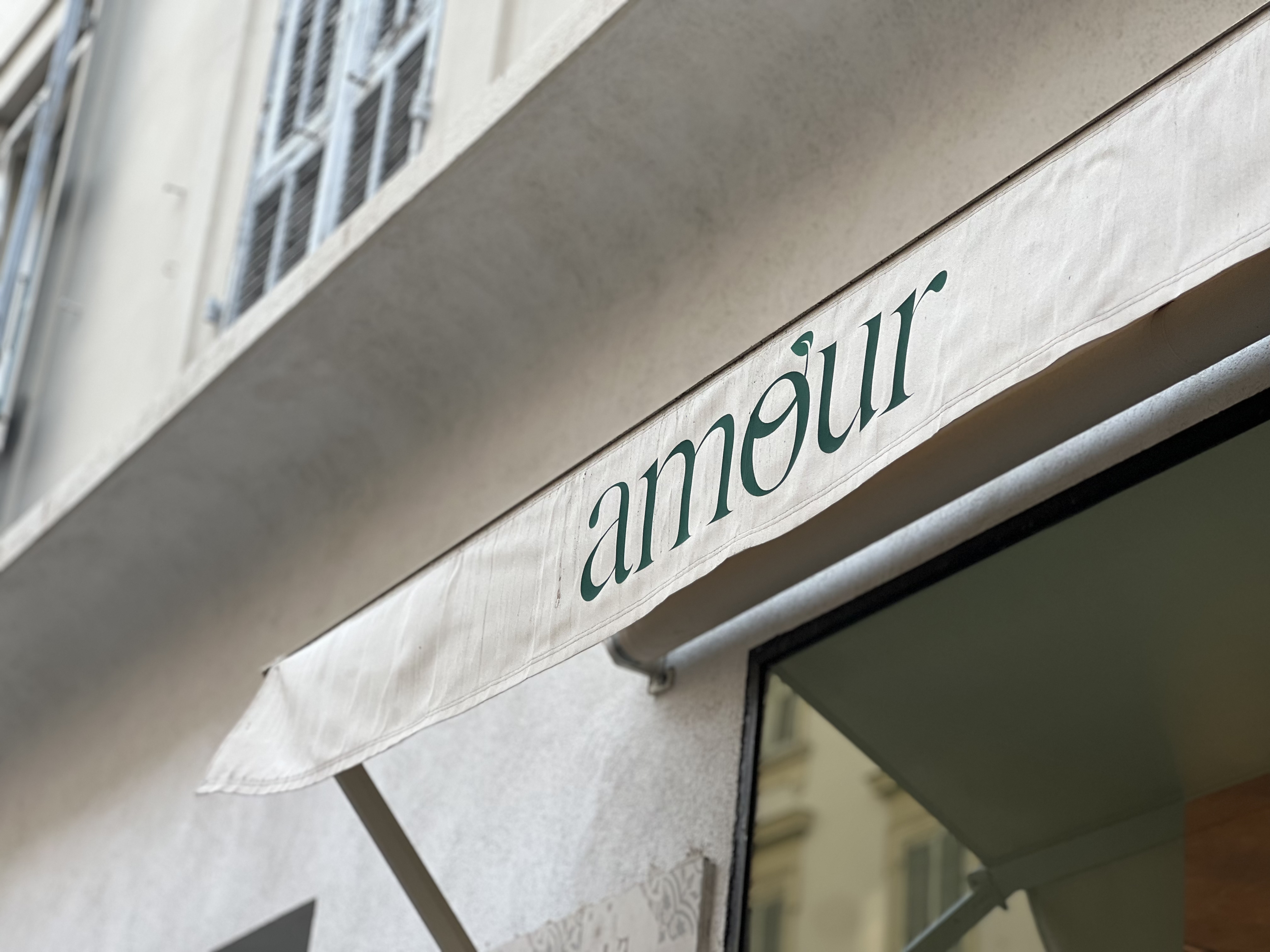 Devanture d'un magasin avec l'inscription amour