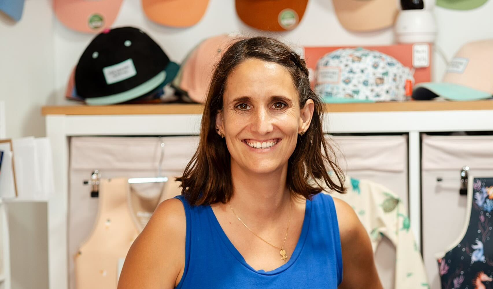 Une commerçante se tient derrière le comptoir de son commerce