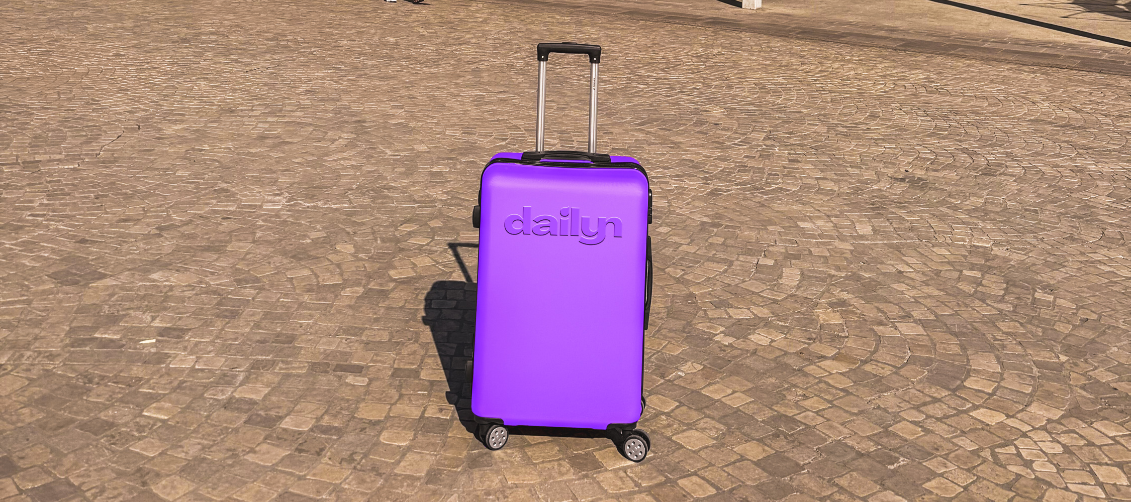 Une valise Dailyn devant la gare de Lyon