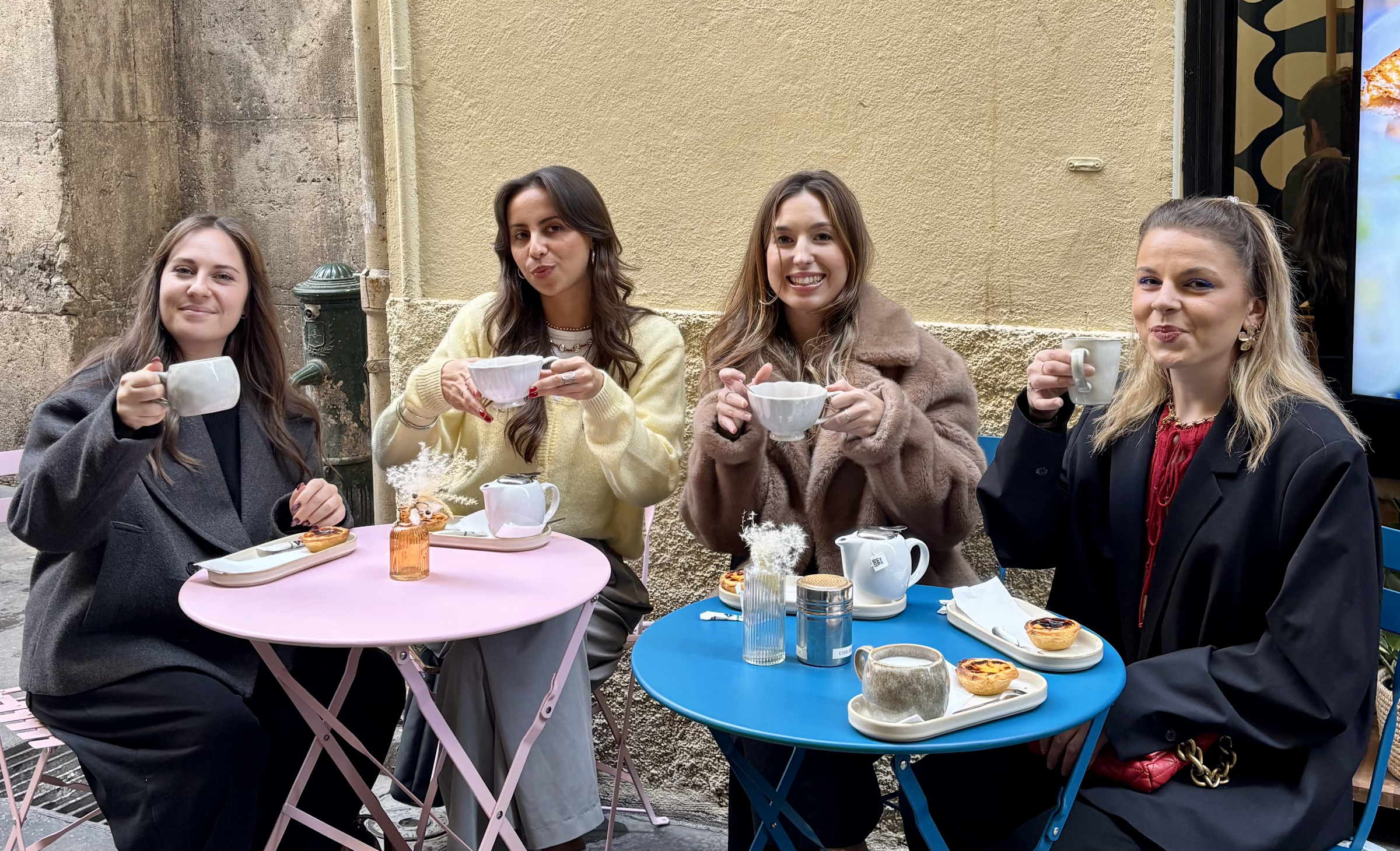 Quatre femmes autour d'une table tenant des tasses