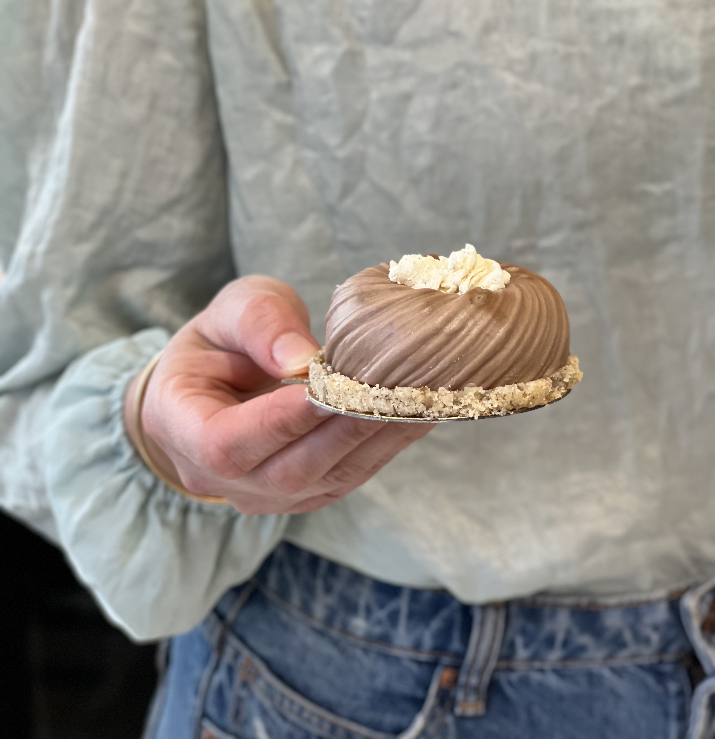 Main tenant une pâtisserie