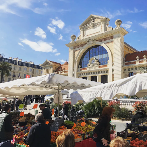 Étals et personnes faisant leur marché