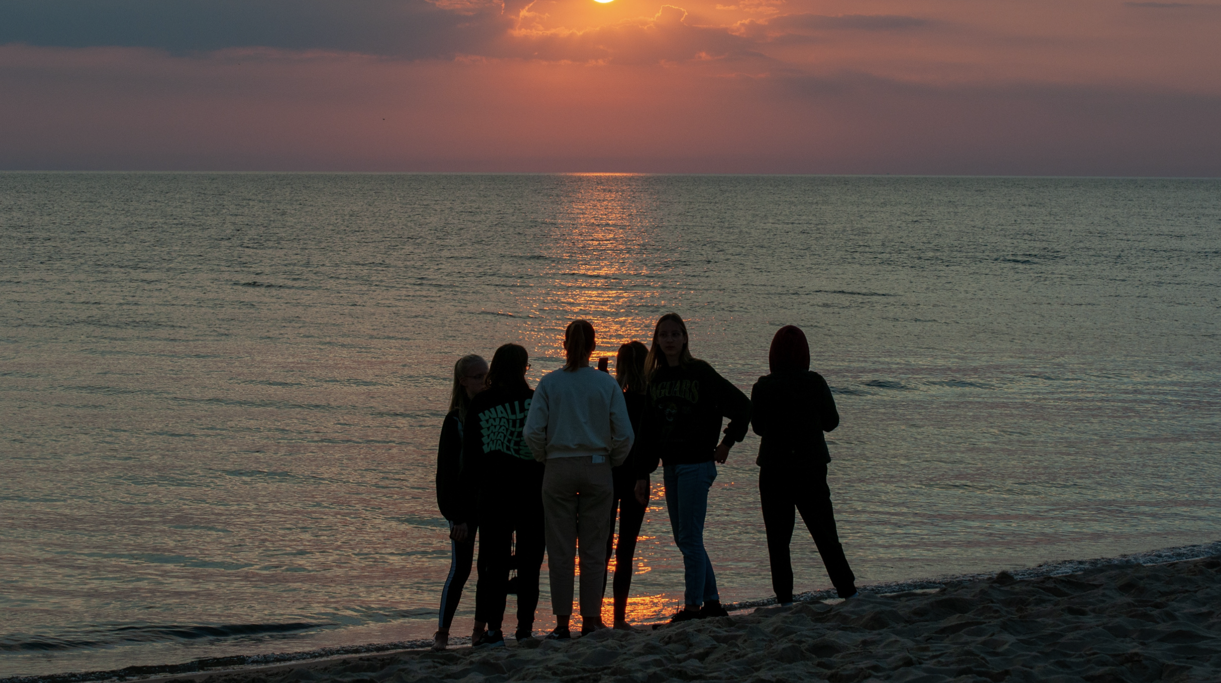 Une groupe d'amis à la plage