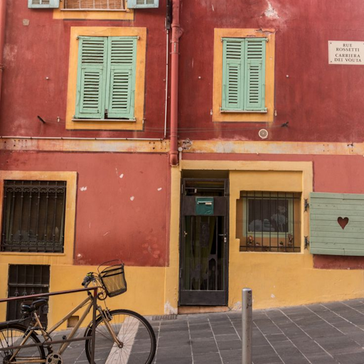 Ruelle colorée avec un vélo