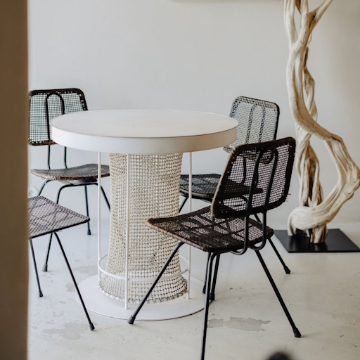 Table et chaises au design minimaliste