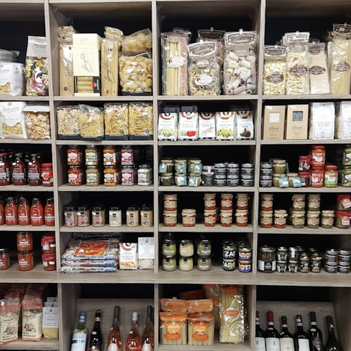 ĂtagĂšres contenant divers mets : des pĂątes, des sauces...