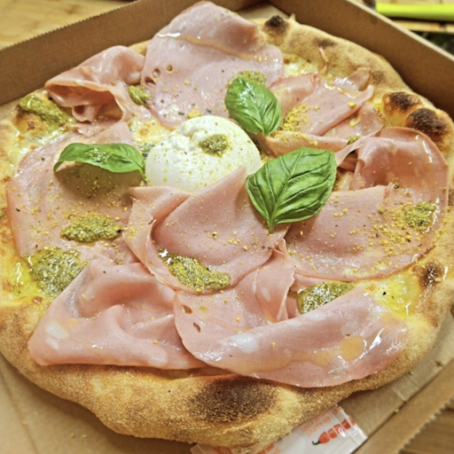 Pizza Ă la mortadelle et burrata avec quelques feuilles de basilic