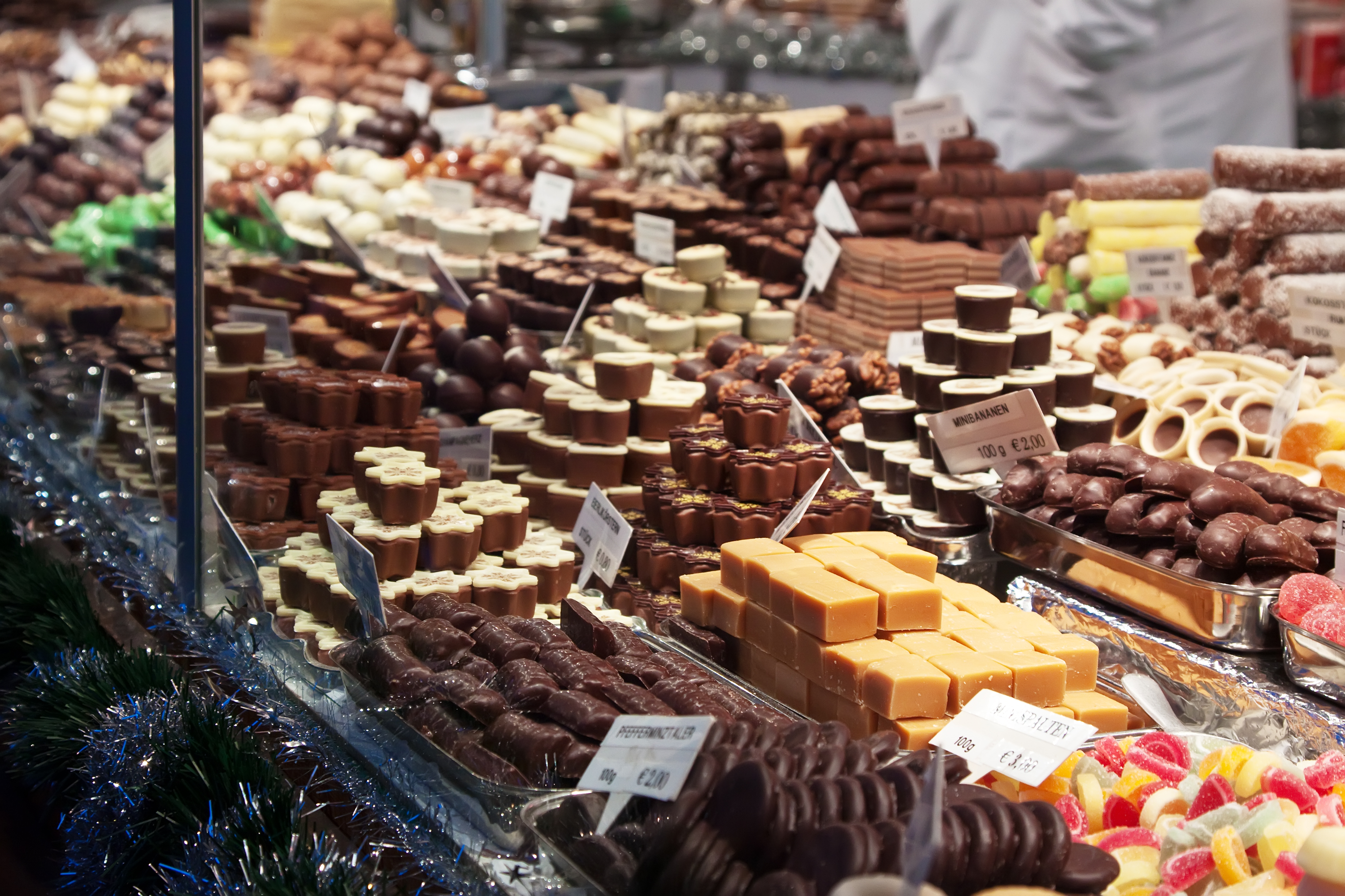 Une vitrine remplie de chocolat