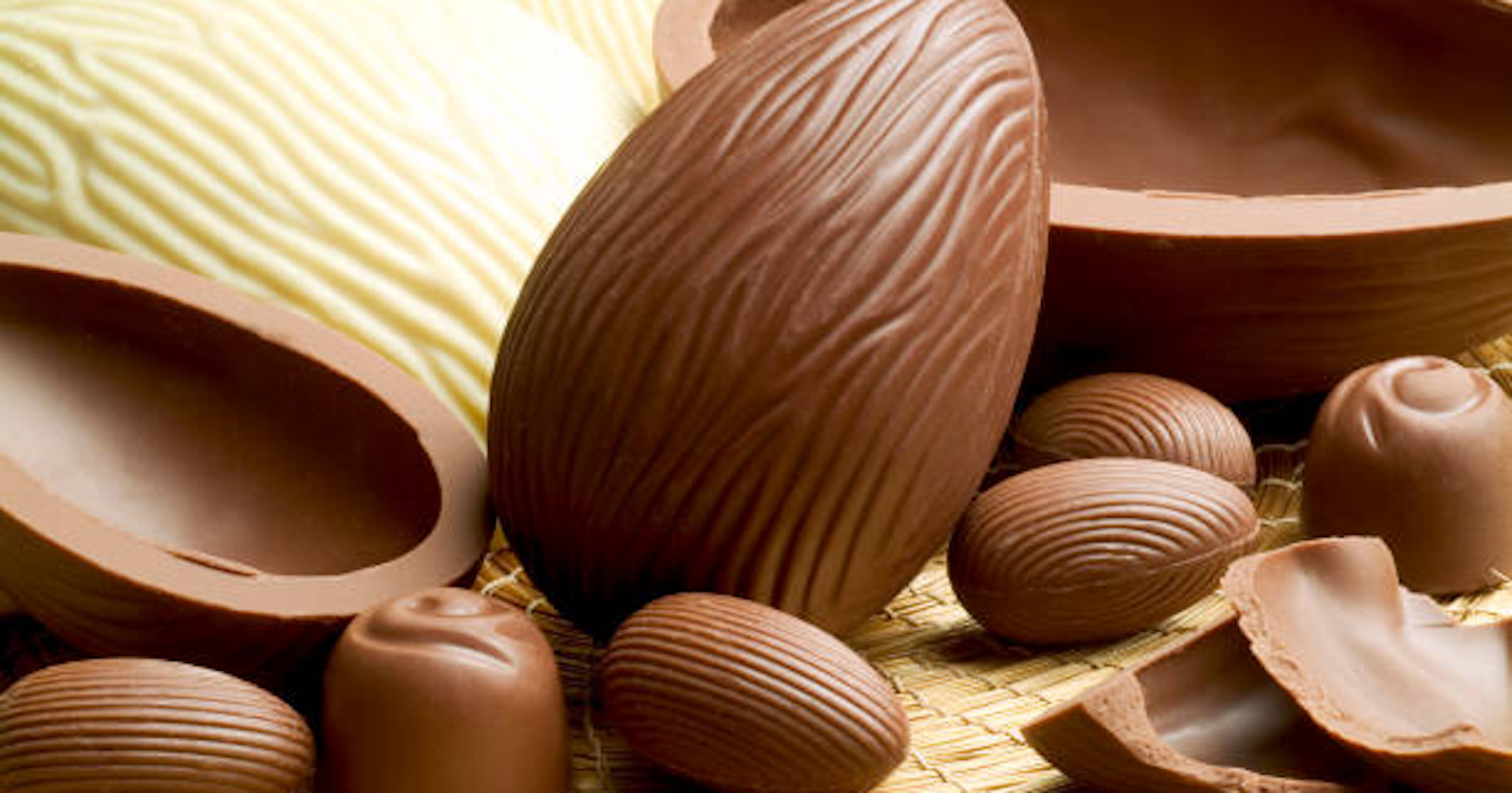 Pleins d'oeufs en chocolat au lait et blanc