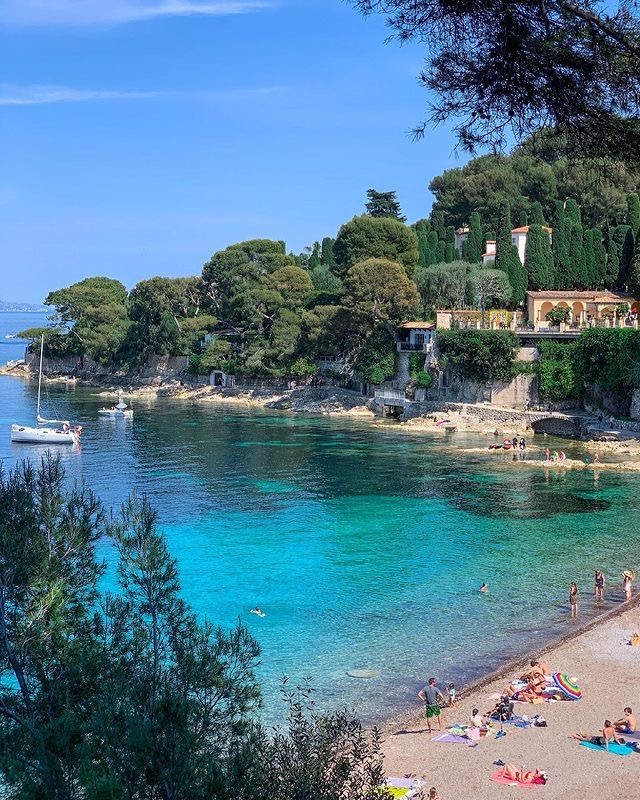 Plage avec eau turquoise
