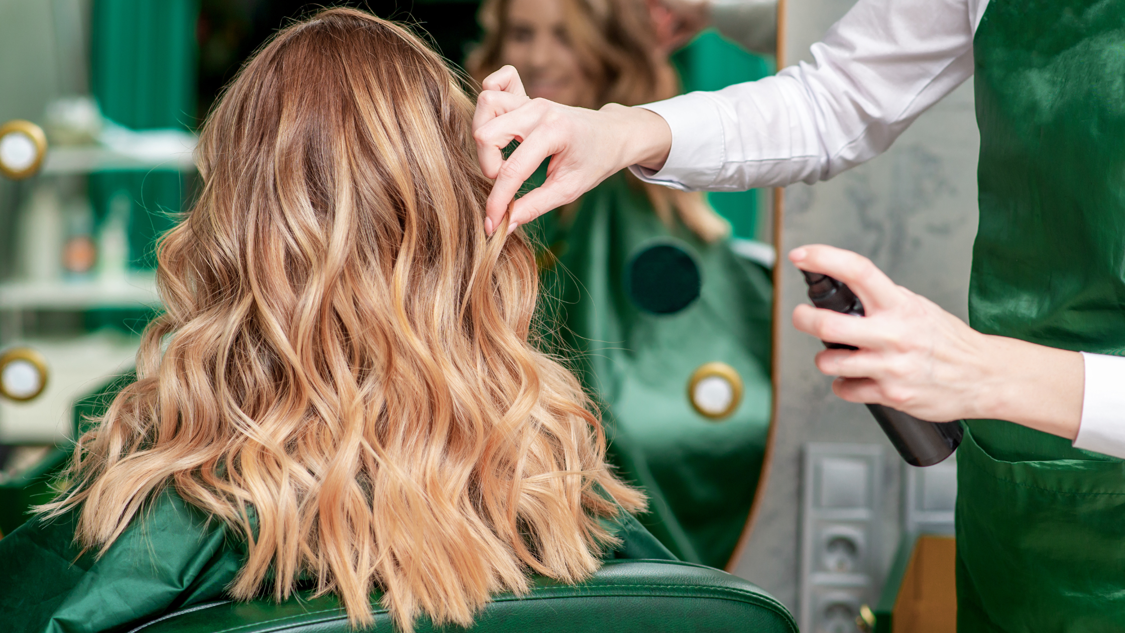 Une femme se fait coiffer chez le coiffeur