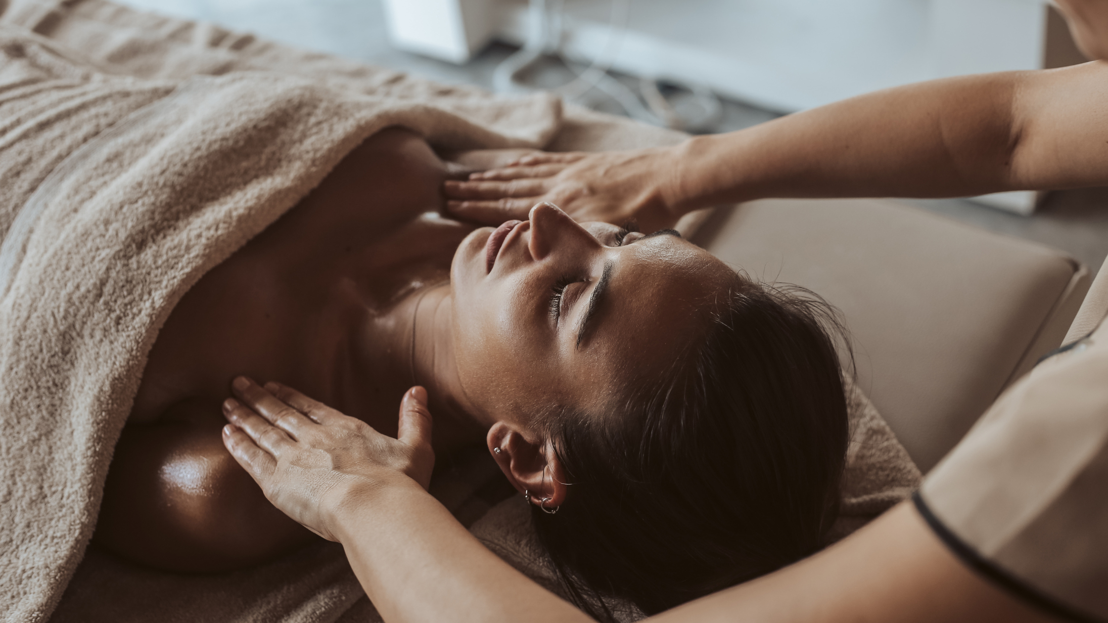 Une femme se fait masser dans un spa