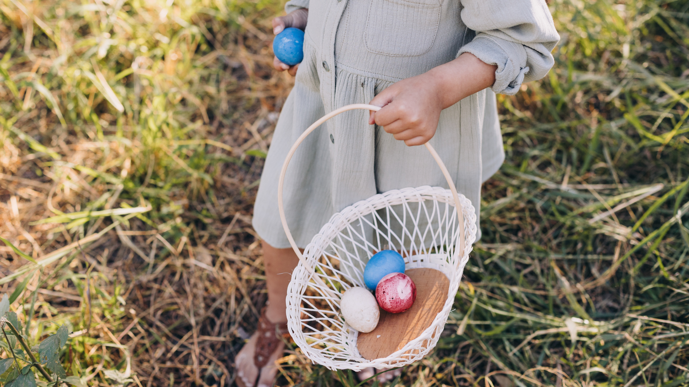 Une fille ramasse des oeufs de Pâques