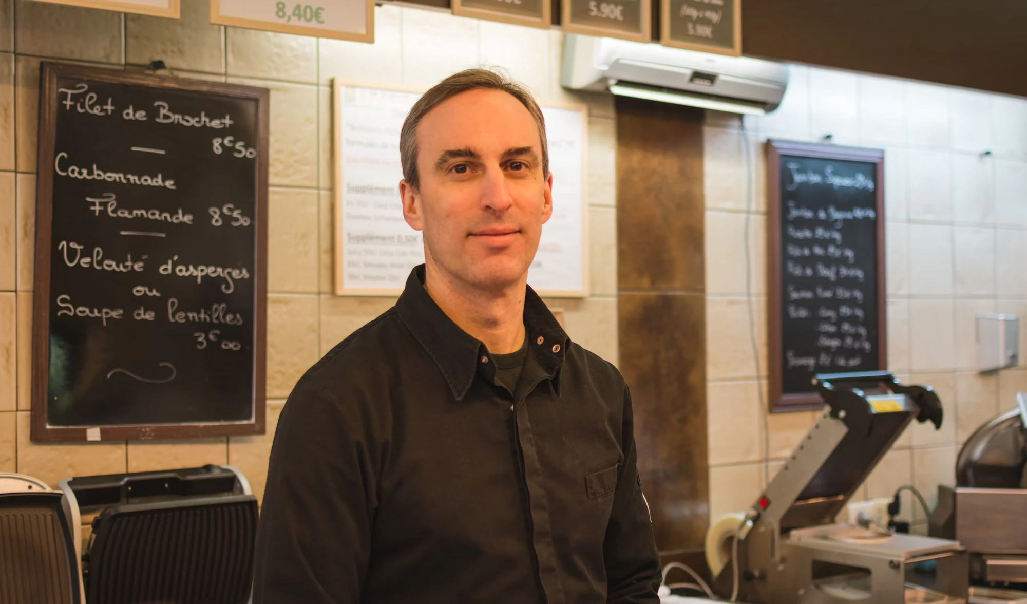 Portrait photo d'un homme en tenue de traiteur