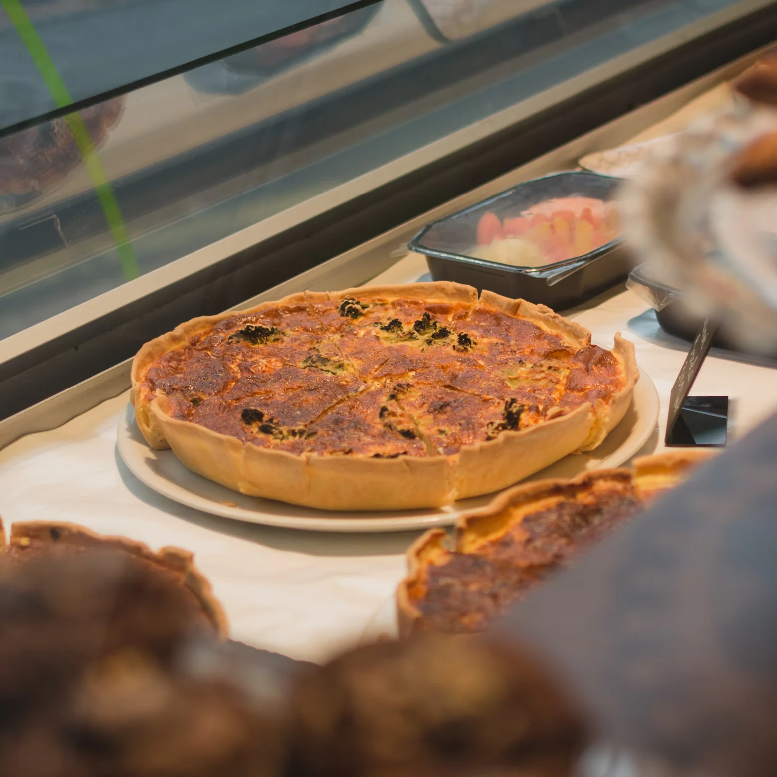 Quiche dans une vitrine réfrigirée