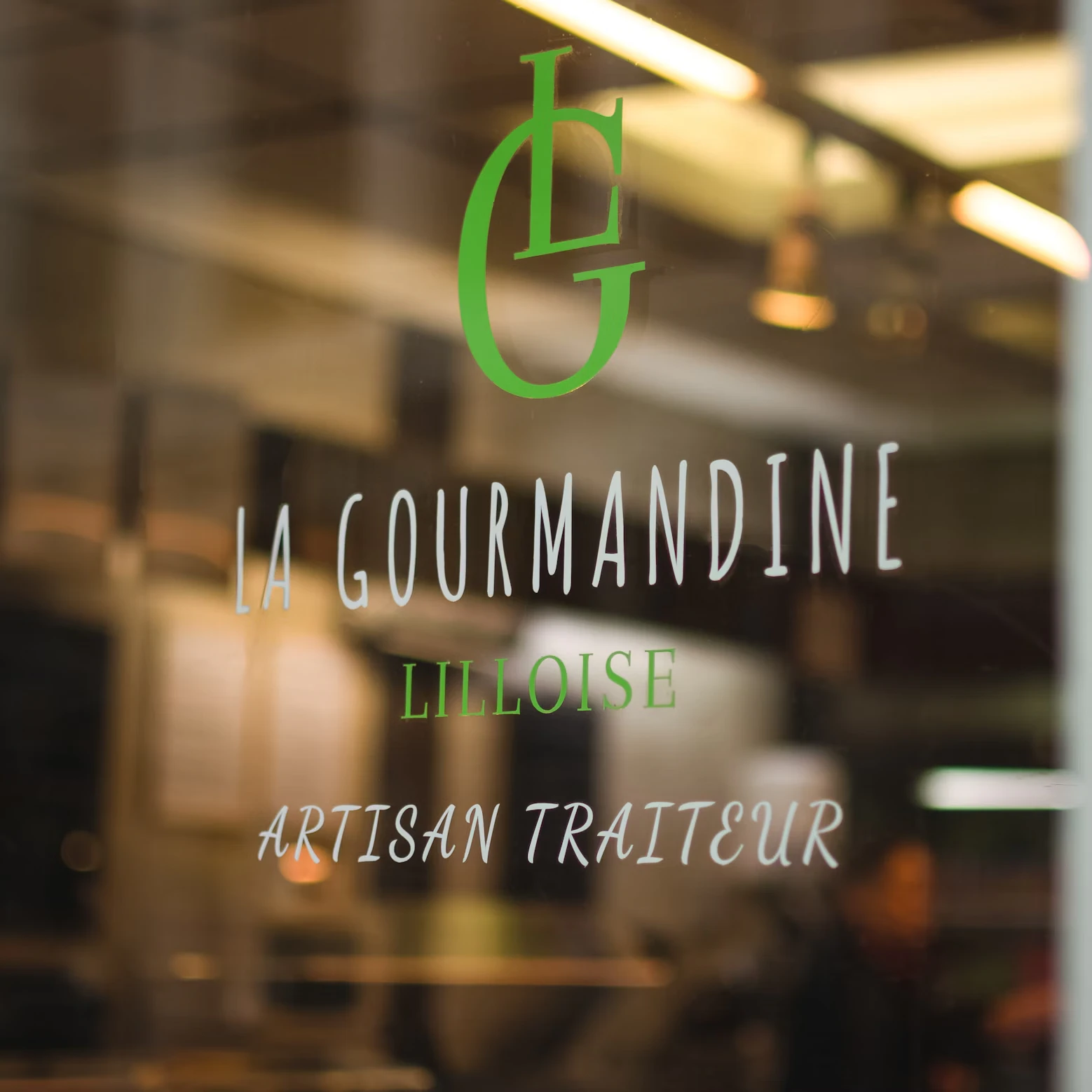 Logo sur la vitrine de la Gourmandine Lilloise Artisan Traiteur