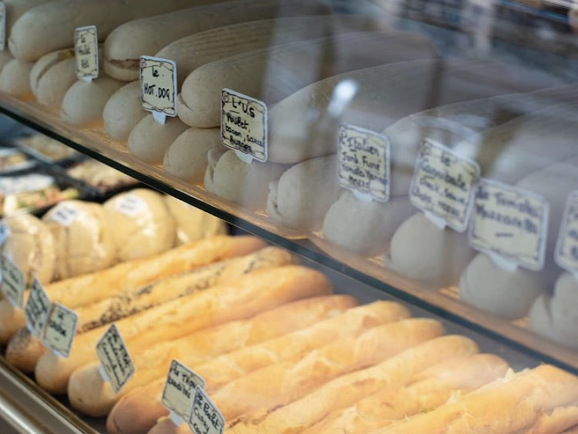 Sandwichs et paninis présentés dans une vitrine