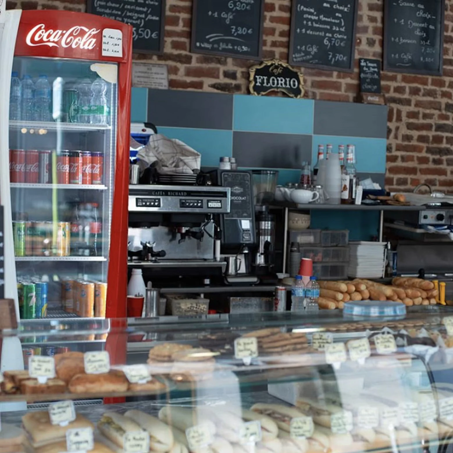 Présentoir Aux Pains Dorés avec frigo de boissons, sandwichs et machine à café