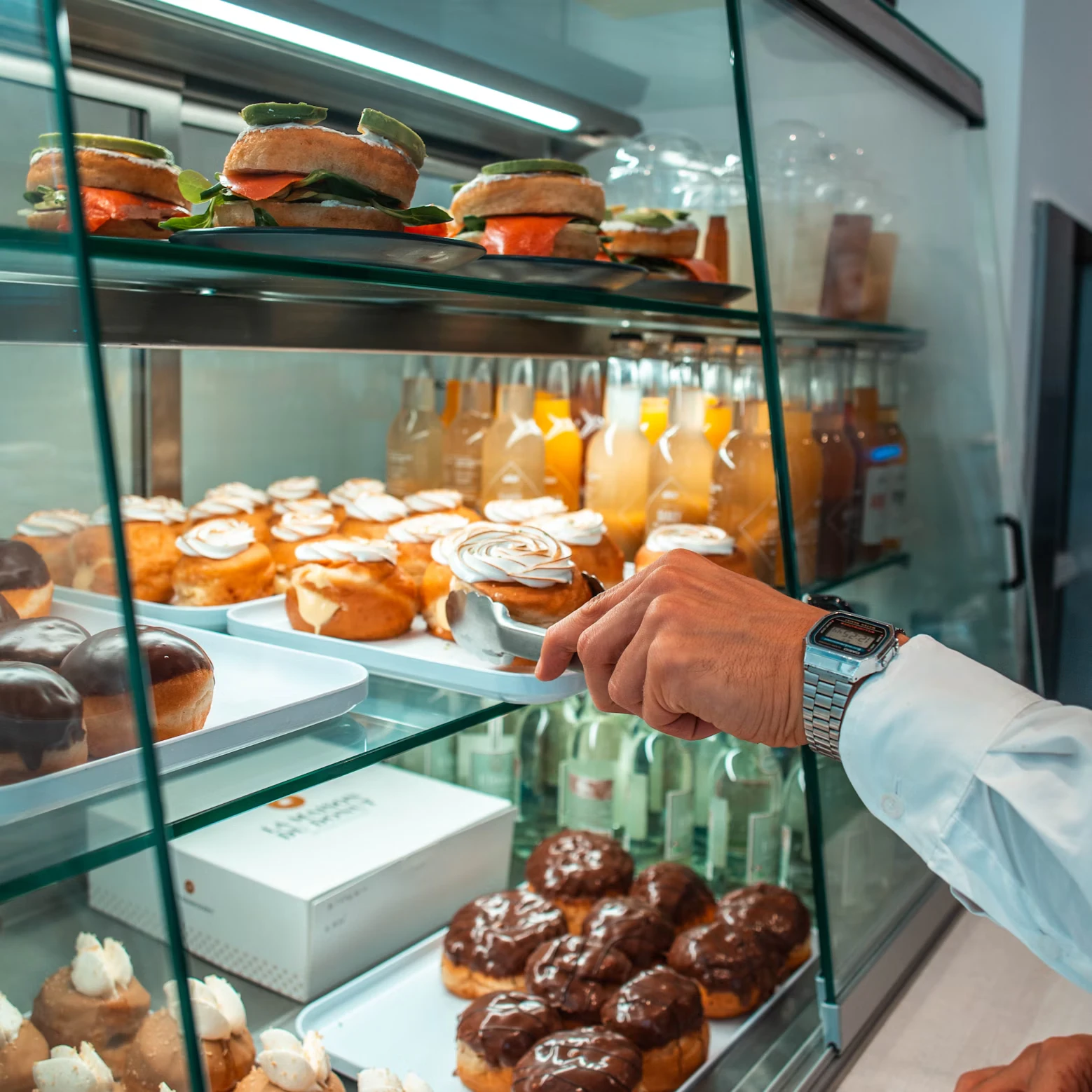 Vitrine avec des pâtisseries