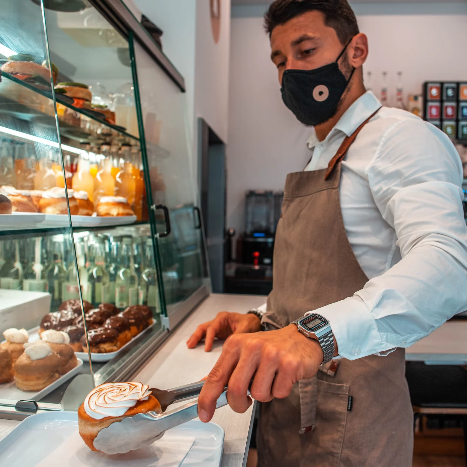 Service d'une pâtisserie sur un plateau