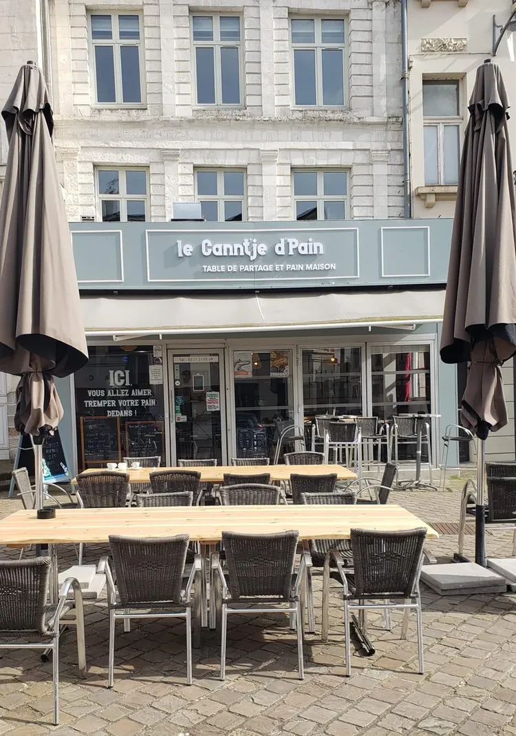 Terrasse de restaurant avec des tables au soleil