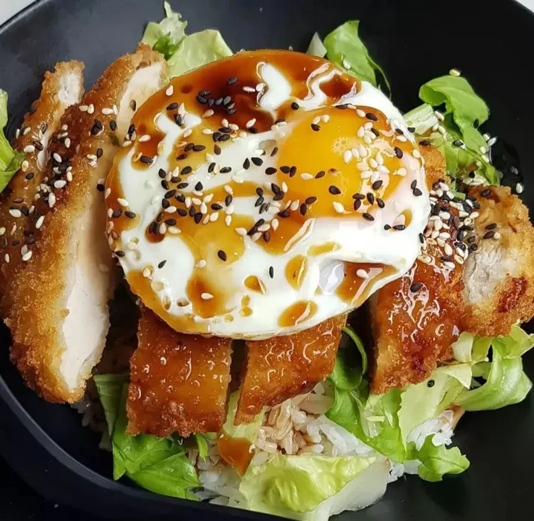 Plat asiatique avec poulet pané, oeuf et sauce soja