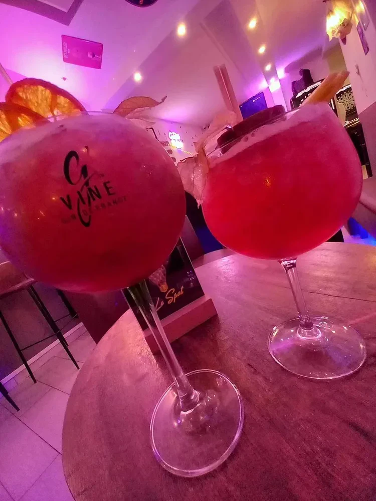 2 verres de cocktail dans un bar à ambiance