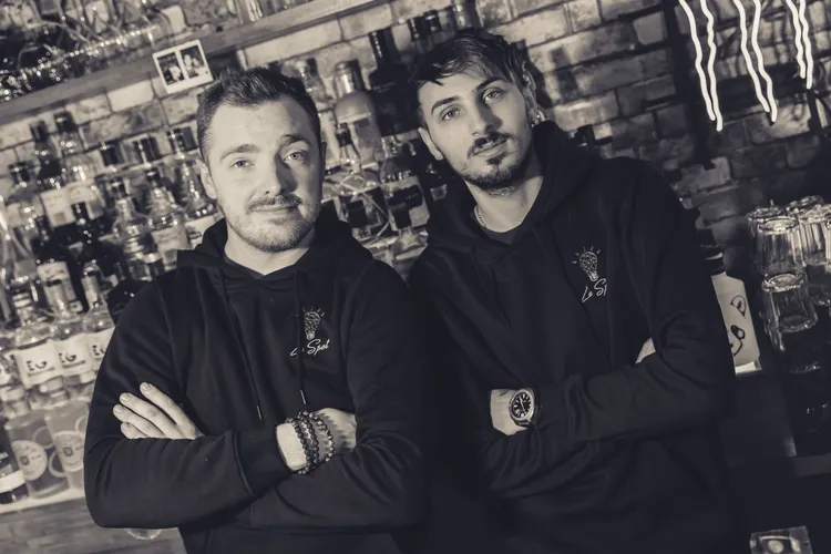 Portraits de 2 hommes en noir et blanc