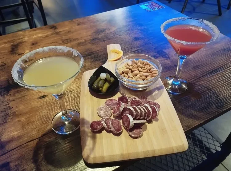 2 cocktails avec planche de saucisson